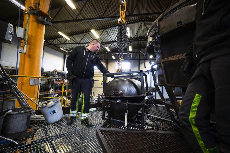 Rotaatiovalukone puskee muoviosia yötä päivää, mutta tuotanto ei tahdo riittää